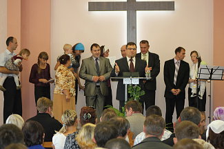 Новая церковь в Омске начинается с молитвы 