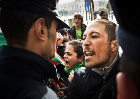 В Мадриде проходят столкновения полиции и демонстрантов, возмущенных визитом папы римского