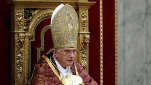 Папа Римский сокрушается о рождественском потребительстве и блеске