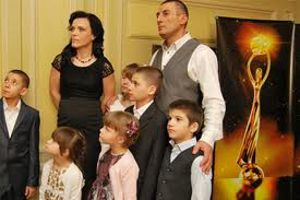 Народными героями Украины стали супруги-христиане, усыновившие семерых ВИЧ-инфицированных малышей