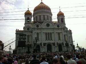 МВД: в Москве в молебне у храма Христа Спасителя участвовали 65 тысяч верующих