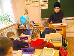 РПЦ поддержала введение молитвенных комнат в школах